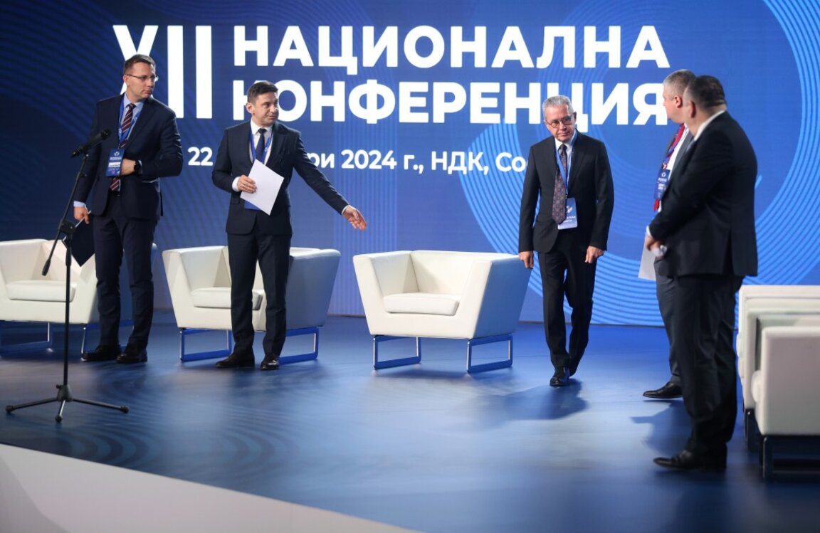 Извънредна XII национална конференция на  "ДПС-Ново начало" се провежда в зала 3 на НДК. На снимката (от ляво надясно): Станислав Анастасов, Халил Летифов, Йордан Цонев.