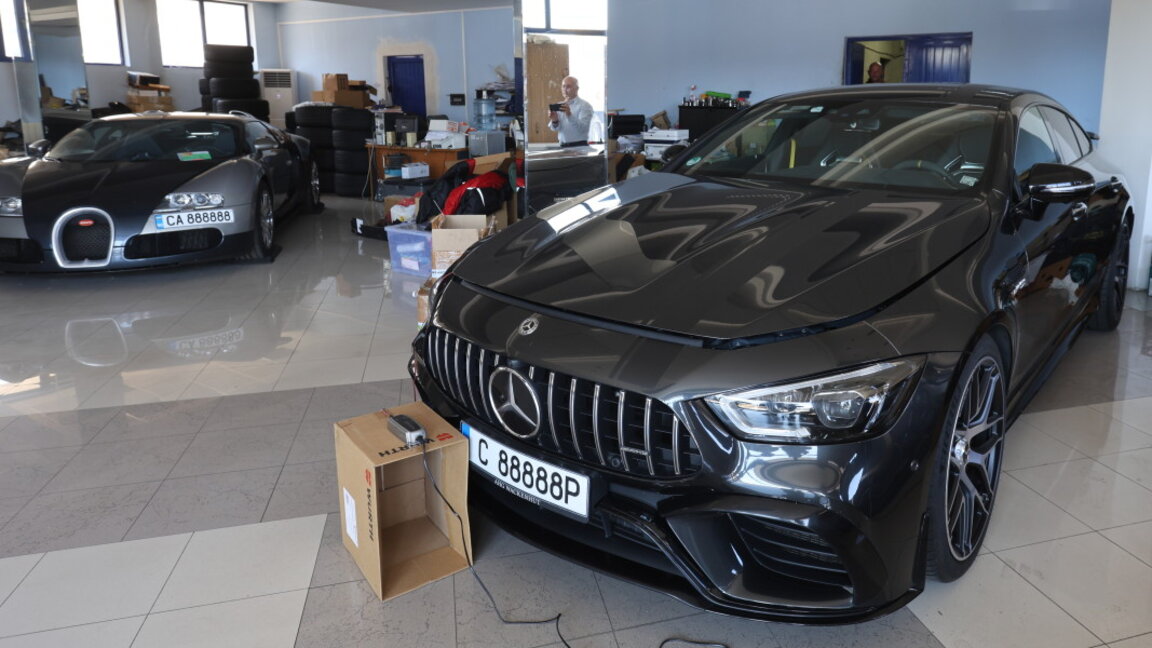 Иззеха няколко скъпи автомобила от базата на "Волф"