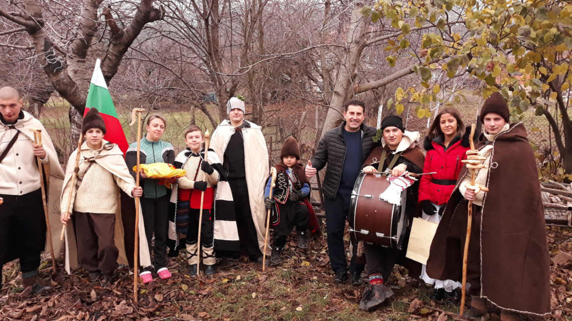 Anton köyündeki erkekler Noelciler geleneğine layıkıyla sahip çıkıyor
