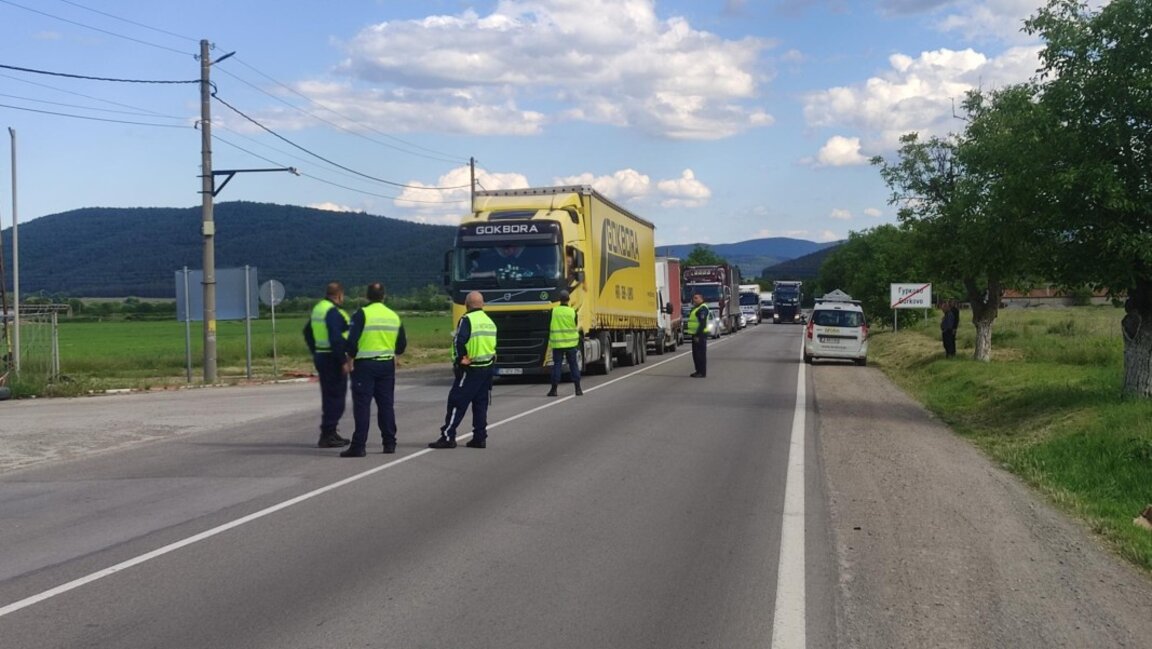 Протест за запазване на лева затвори Прохода на републиката