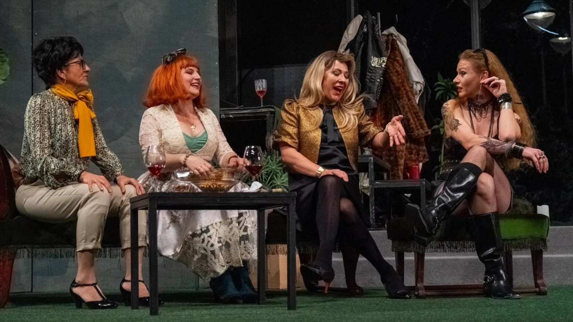 Етърви играят в Сатирата