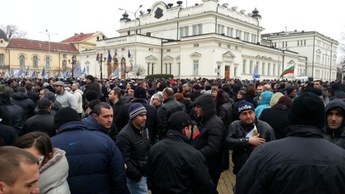 Близо 1 500 души от област Кърджали, привърженици на ДПС - Ново начало присъстват на протеста на формацията пред НС