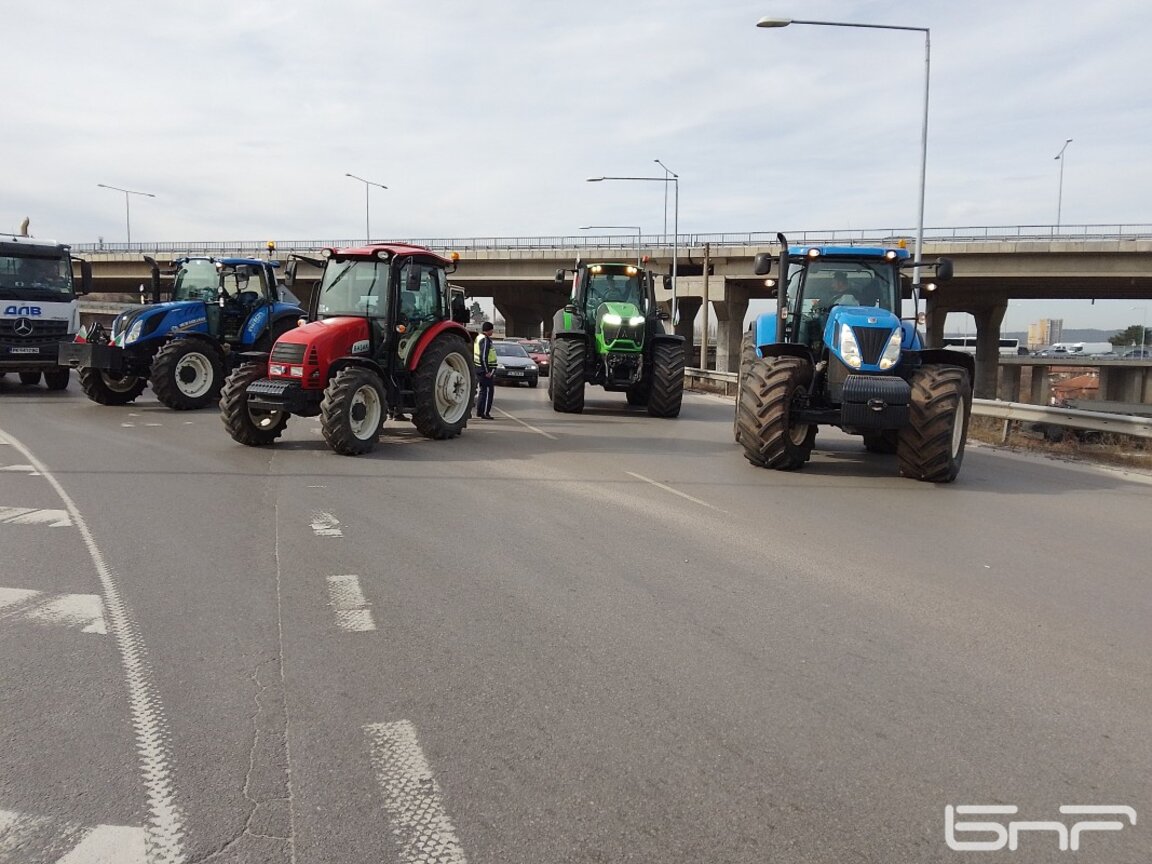 Блокади на възлови пътища в Пернишко