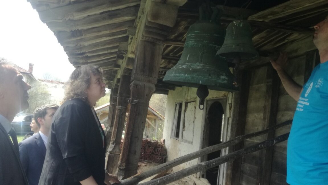 Председателката на Народното събрание Наталия Киселова в храм с килийно училище в с.Извор, Босилеградско