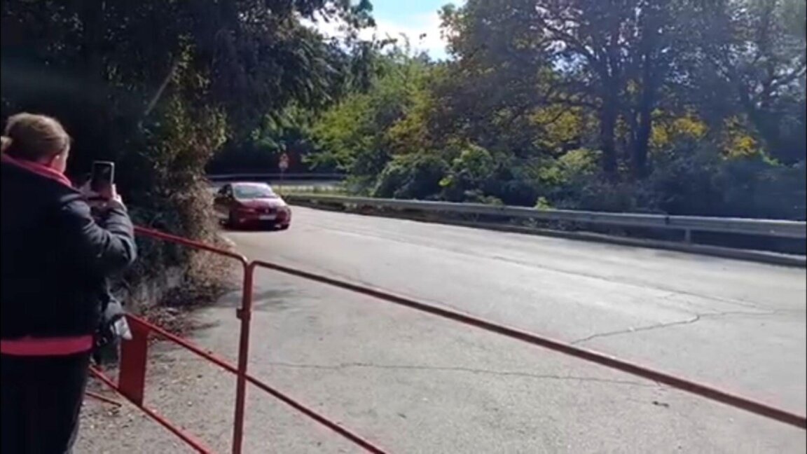 Автомобил, участващ в състезанието, е изпуснал завоя, преминал през мантинелата и се е врязал в публиката, наблюдаваща надпреварата край трасето.