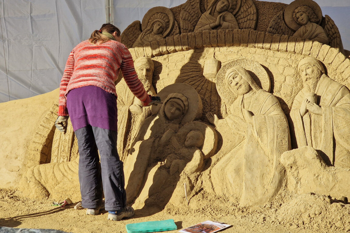 British artists sculpt the Nativity scene from sand in Bulgaria's Burgas