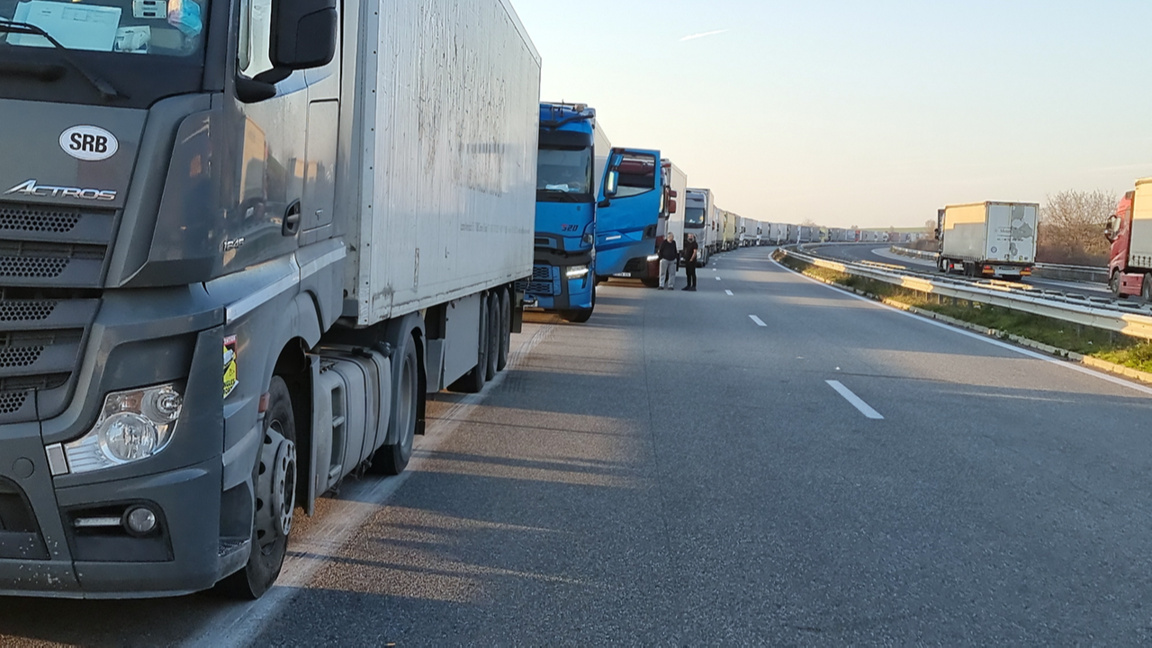 Coloane kilometrice de TIR-uri la graniță, spre intrarea în Turcia