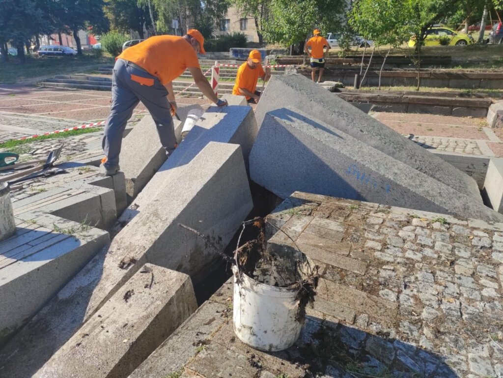 Чистят водната каскада