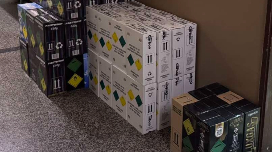 Полицията в Пазарджик иззе над 600 флакона с райски газ от два гаража