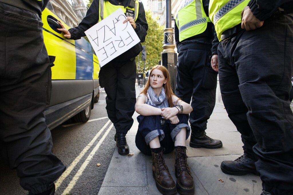 521 души в ареста заради плакати в подкрепа на "Палестинско действие" пред парламента в Лондон