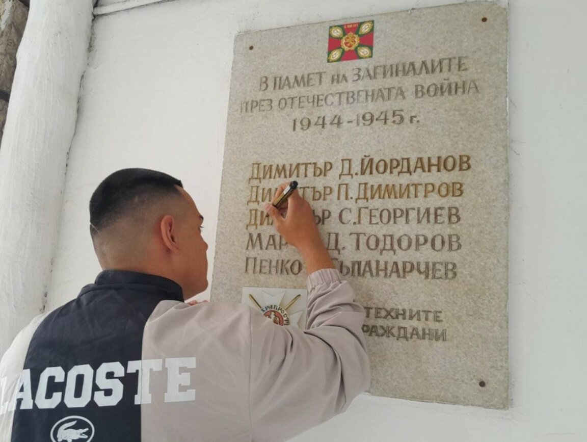 Ученици почитат загиналите герои