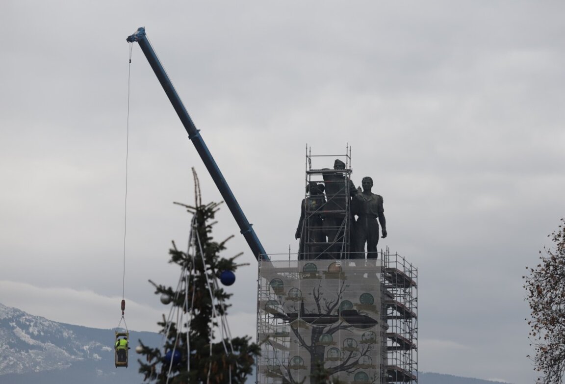 Денонощна полицейска охрана на Паметника на Съветската армия, изградени са и КПП-та