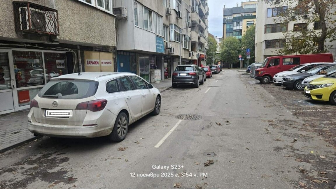 Варненци недоволни  - от 16 паркоместа на ул. "Български орел"  "зелената зона" оставя само 3