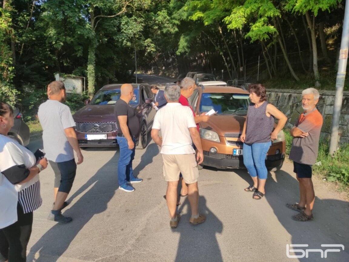 Жители на Манастирски рид затвориха път, искат яснота от ВиК за ремонта