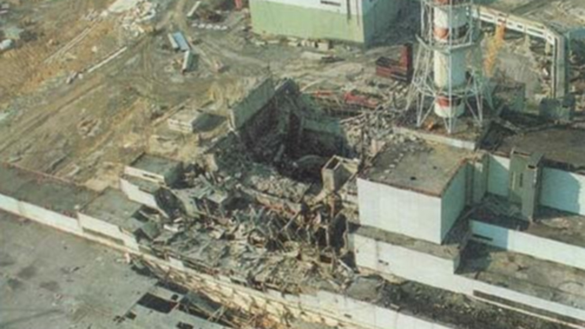Експлодиралият четвърти блок на Чернобилската АЕЦ няколко часа след аварията.