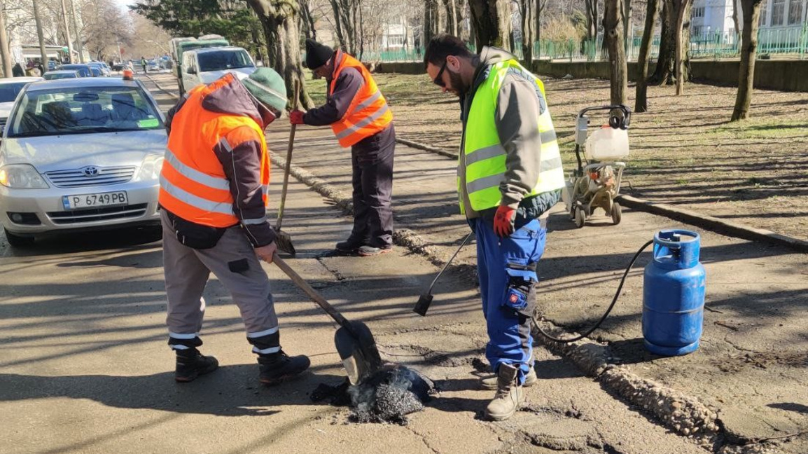 Кърпят уличните дупки в Русе...
