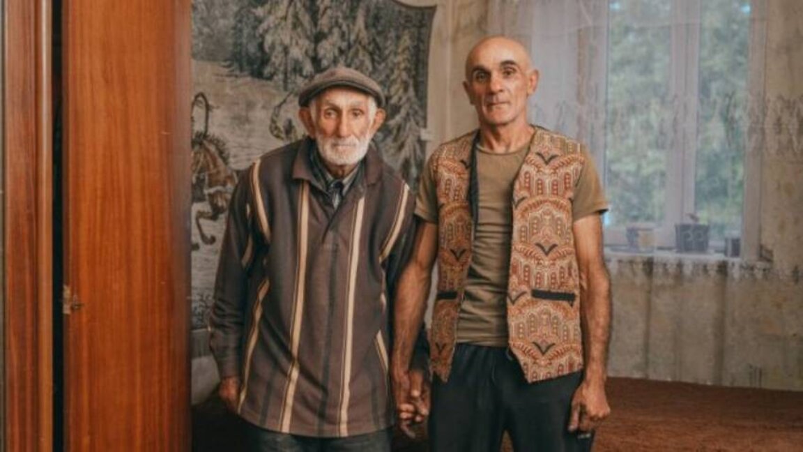Fotoğrafçı Valery Poshtarov dünyanın dört bir yanından babaları ve oğulları el ele tutuşturuyor