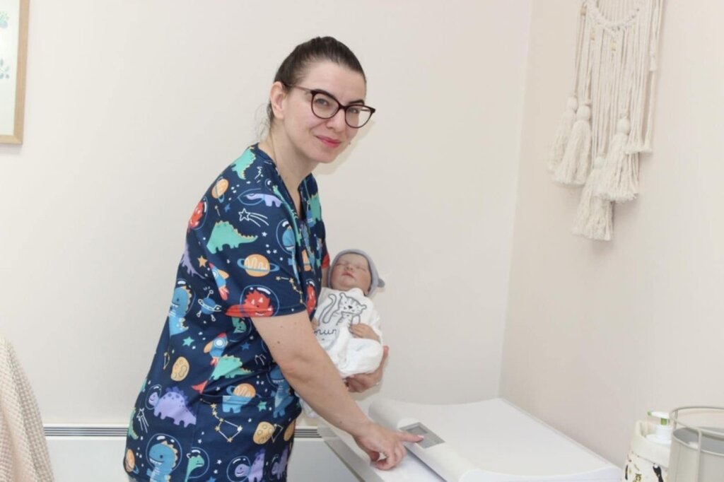 Вдъхновени акушерки: Chat GPT и най-големите митове за кърменето