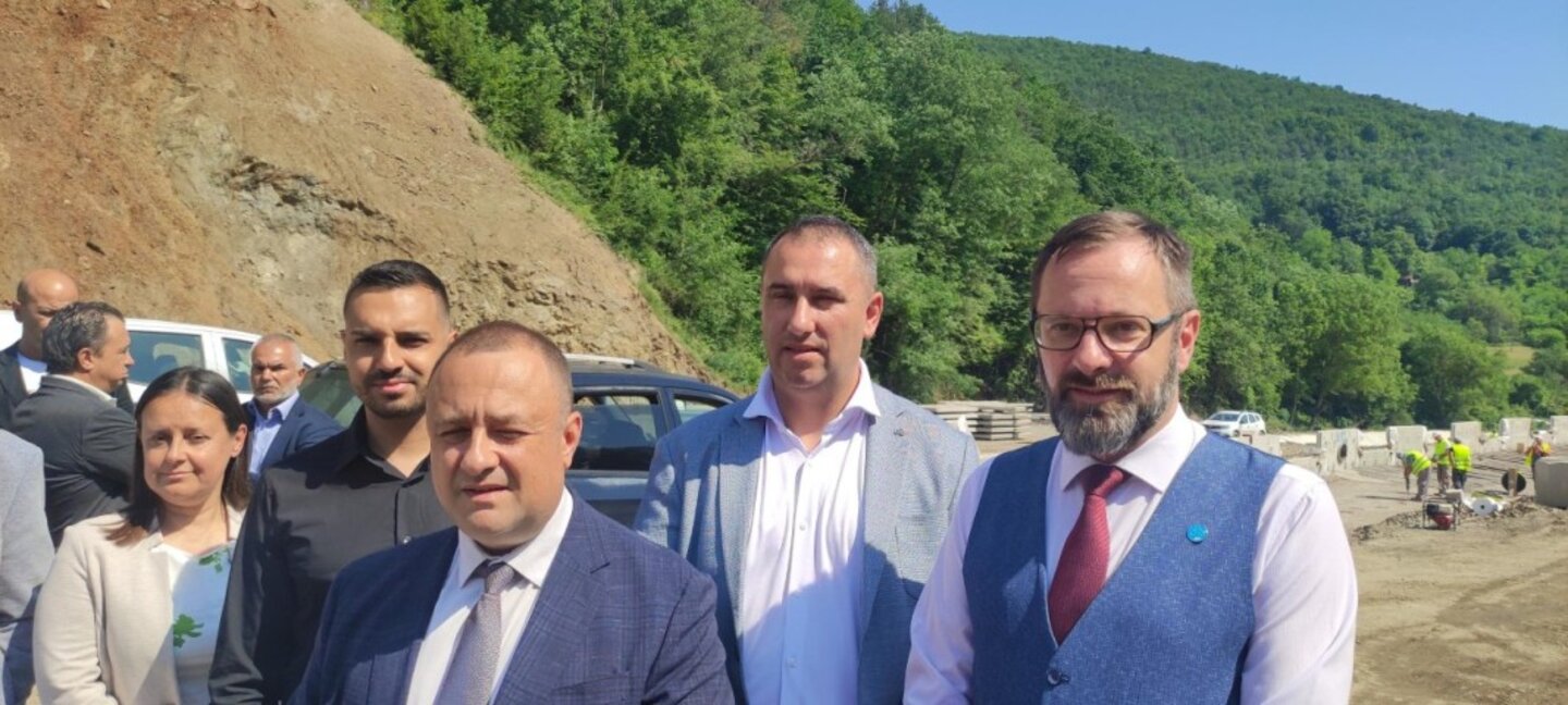 Министърът на регионалното развитие Иван Иванов при инспекцията на пътя Мездра-Ботевград