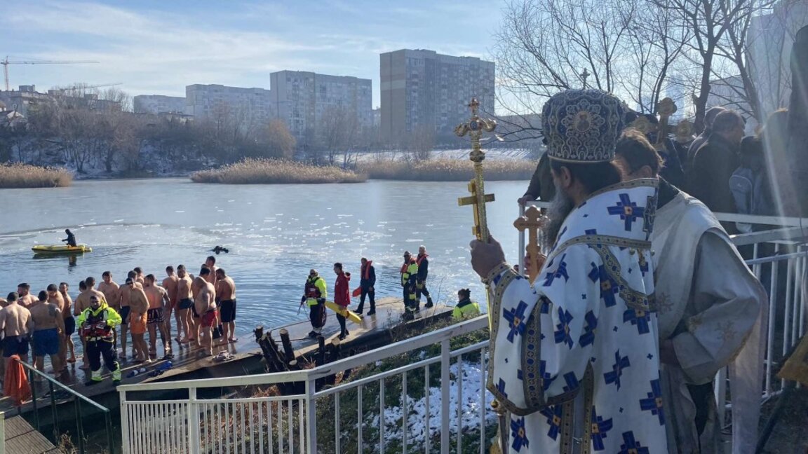 Хвърлиха кръста във водите на езерото в столичния кв. "Дружба"