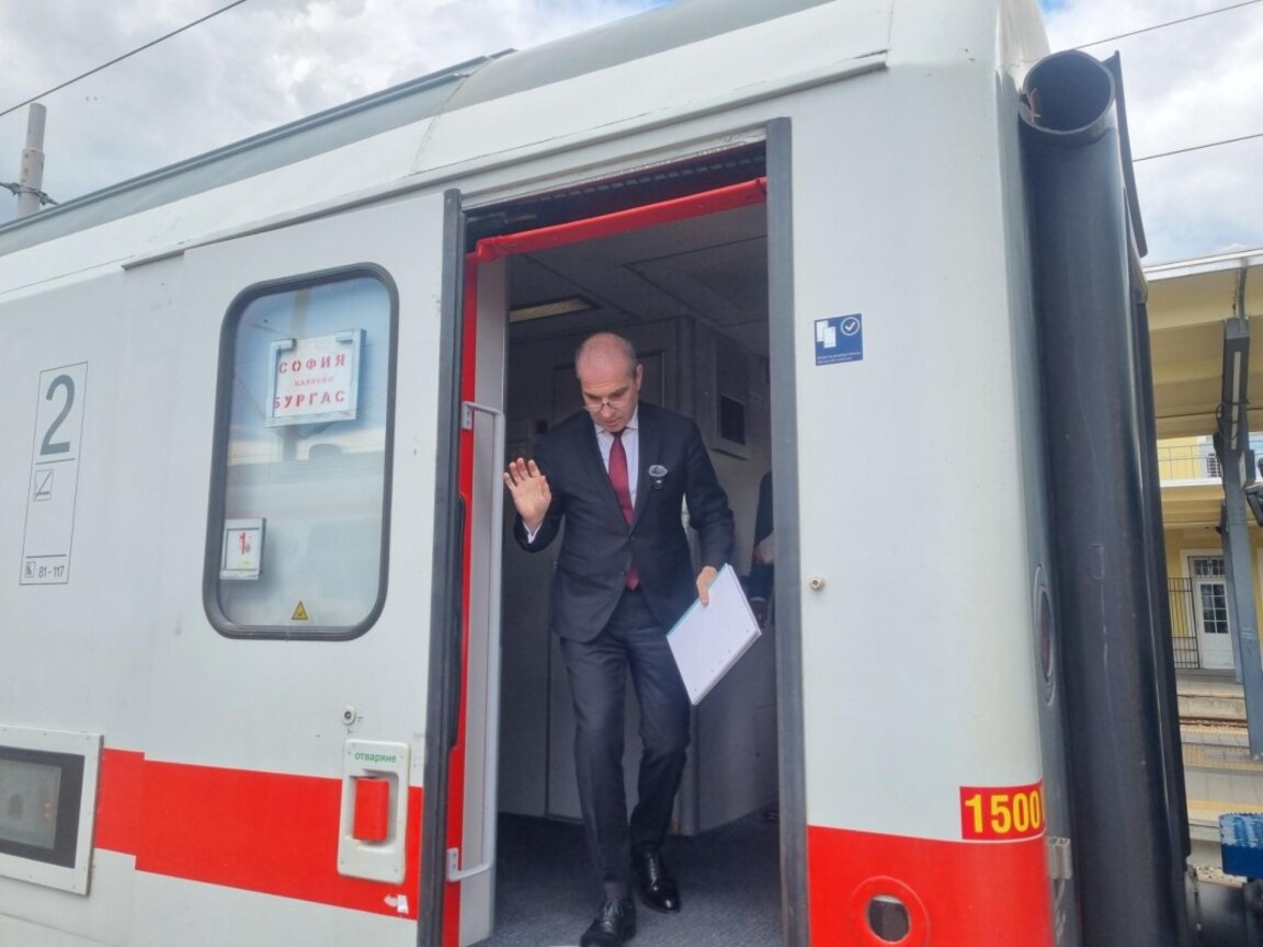 Вицепремиерът и министър на транспорта Гроздан Караджов.