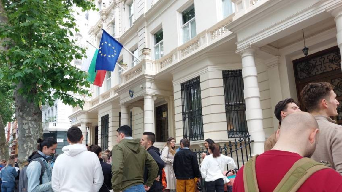 Опашка за гласуване във Великобритания по време на изборния ден