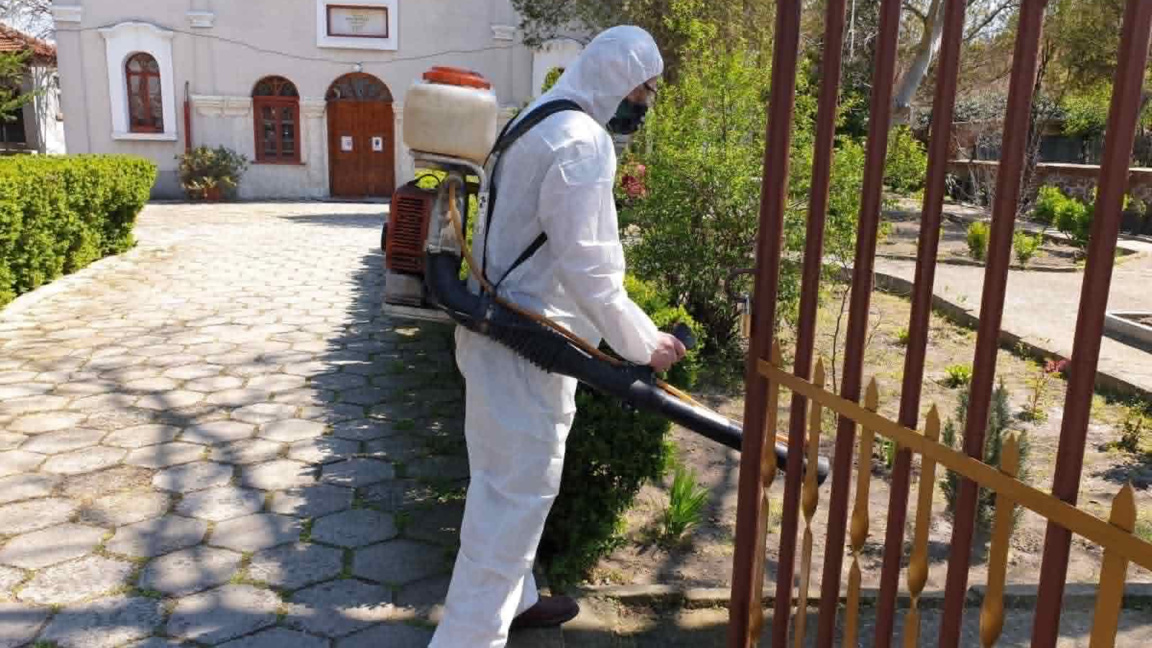 Поредно пръскане против кърлежи на тревните площи в Ямбол