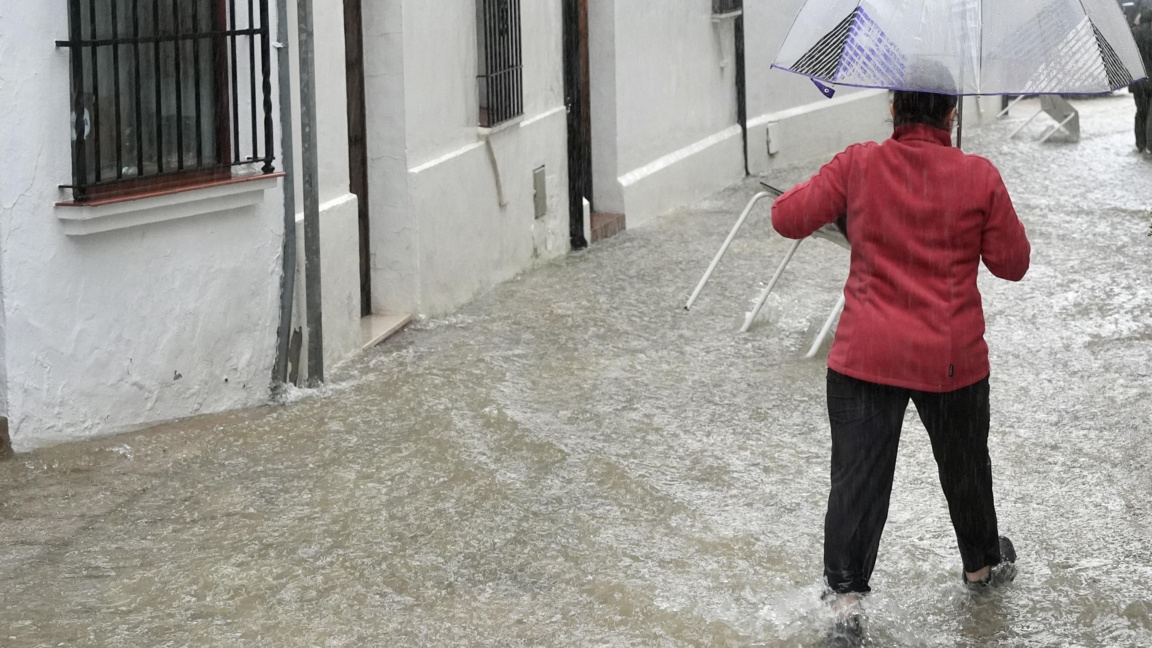 Жена върви по наводнени улици заради бурята Леонардо в испанската провинция Кадис