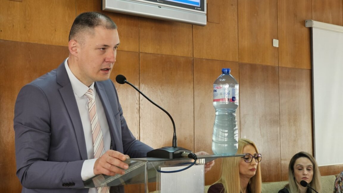 Питат защо водата е мътна