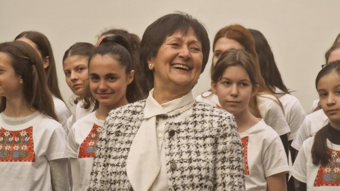 Диригентът на Детския хор на БНР маестра Венеция Караманова сред хористите.