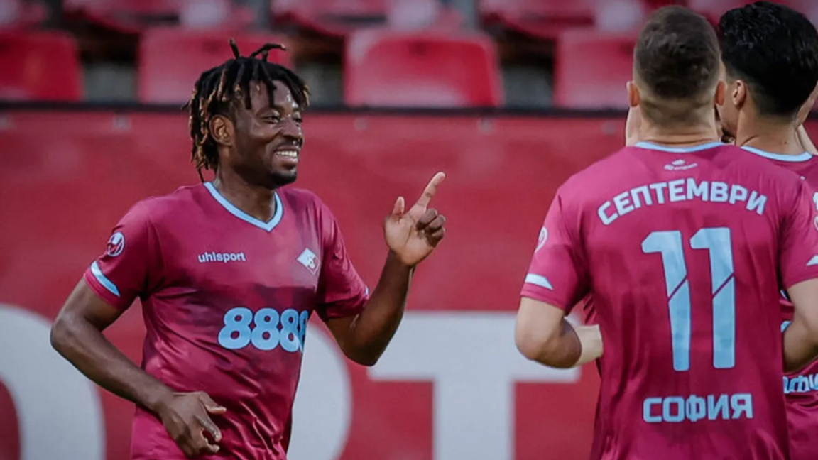 Виктор Очаи (вляво) ще играе в Израел за Ашдод