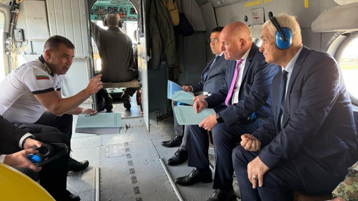 El primer ministro interino inspecciona el estado de la valla en la frontera búlgaro-turca