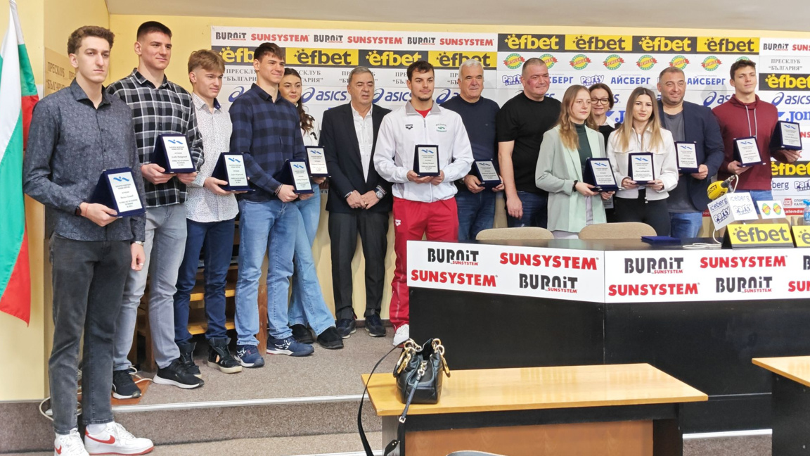 Петър Мицин (в бяло горнище на анцуг) бе избран за №1.