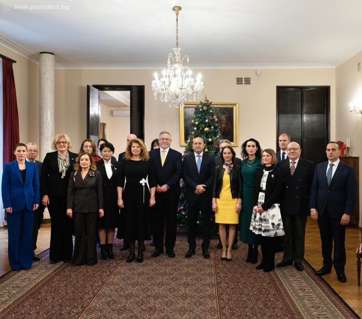 Cumhurbaşkanı Radev, Polonya Büyükelçiliği'nde Bulgarca konuşan büyükelçilerle görüştü