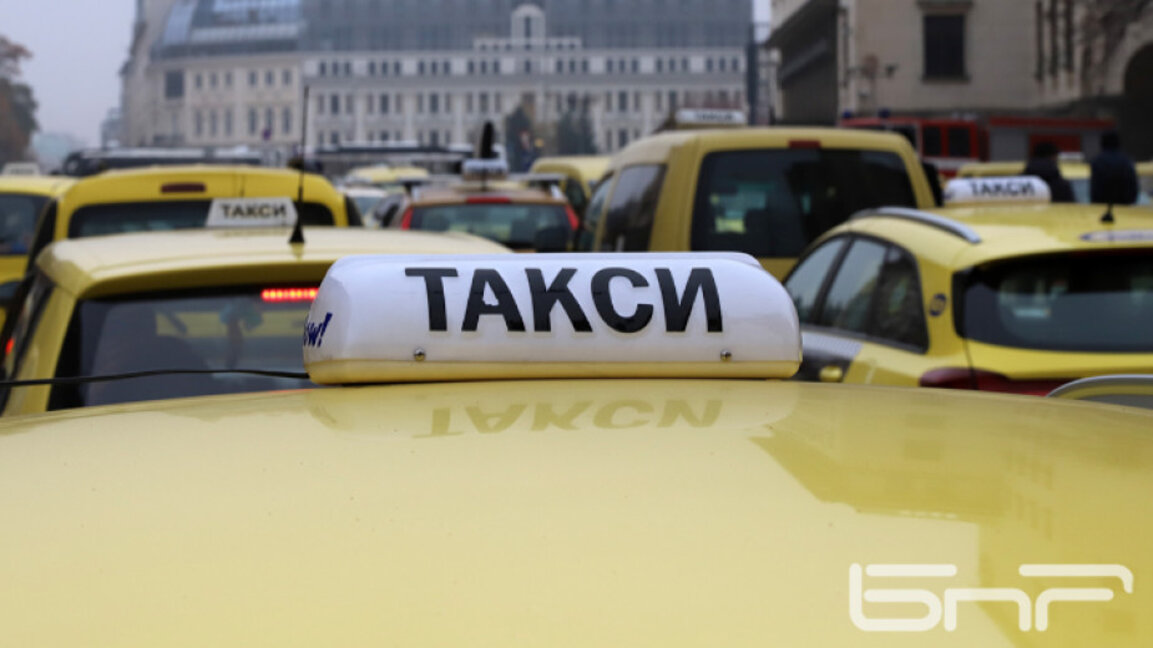 Таксиметровите шофьори стягат национален протест