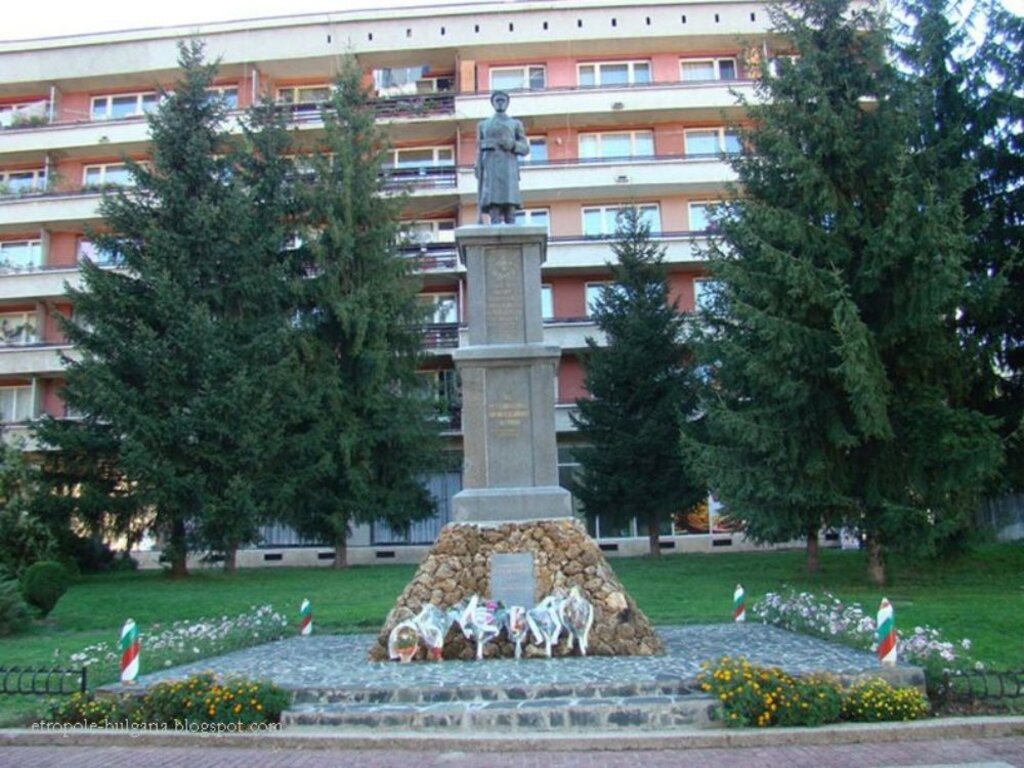 Паметник на освобождението в Етрополе