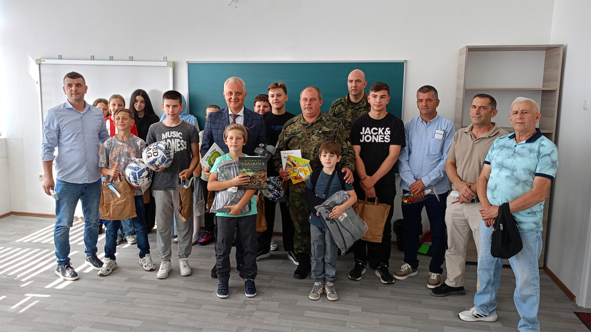 Български дипломати и военни подкрепиха ученици в Косово