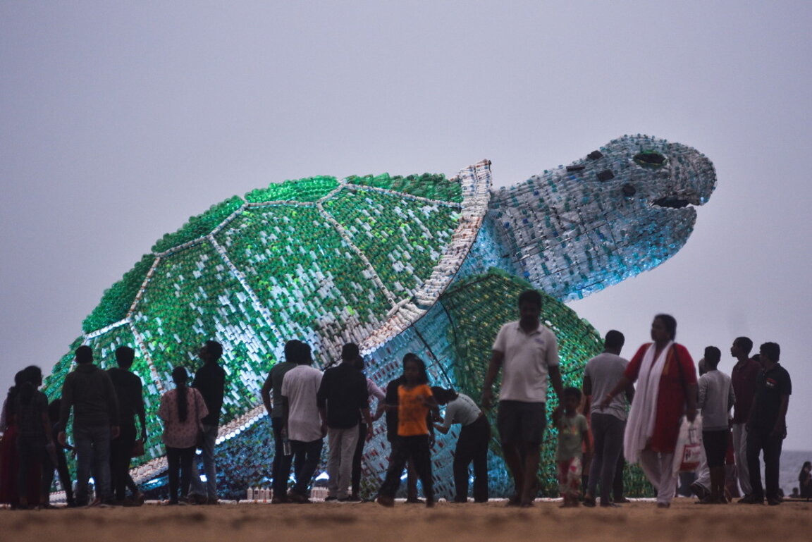 Модел на зелена морска костенурка от 600 кг използвани пластмасови бутилки на плаж в Индия повишава информираността за използването на пластмаса за еднократна употреба и ефекта ѝ върху морския живот.