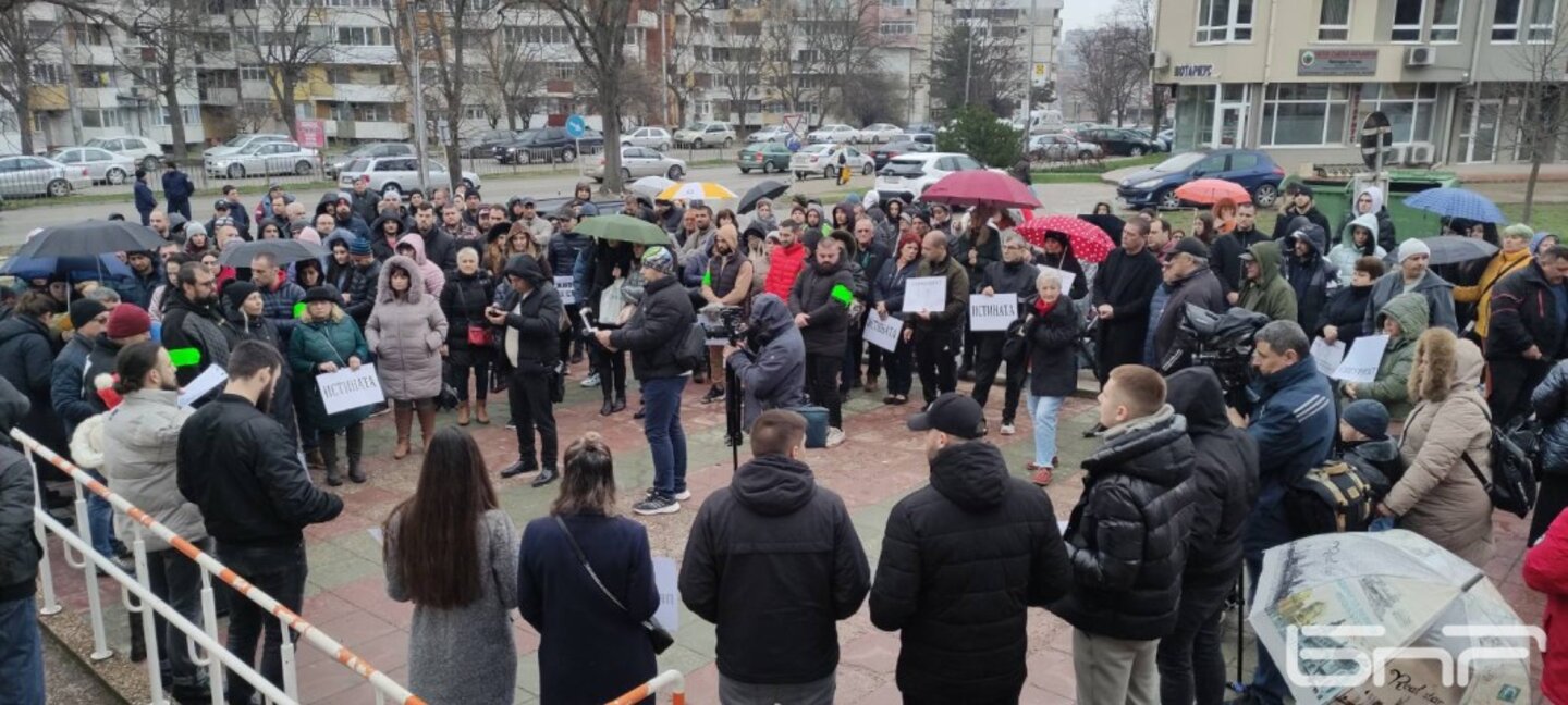 Оставки поискаха протестиращи в Добрич след убийството в градския парк