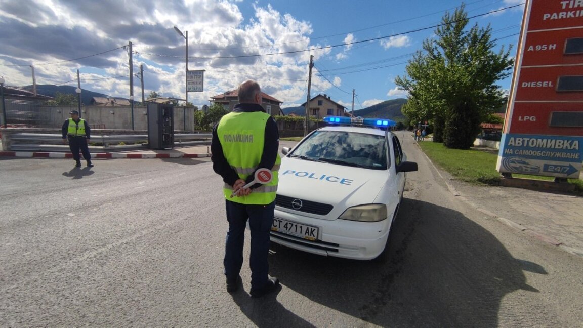 Полицията не допусна 50 протестиращи срещу еврото да блокират "Прохода на Републиката"