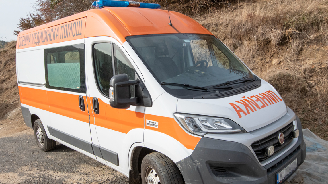 Два екипа огнеборци извадиха 19-годишен от автомобил