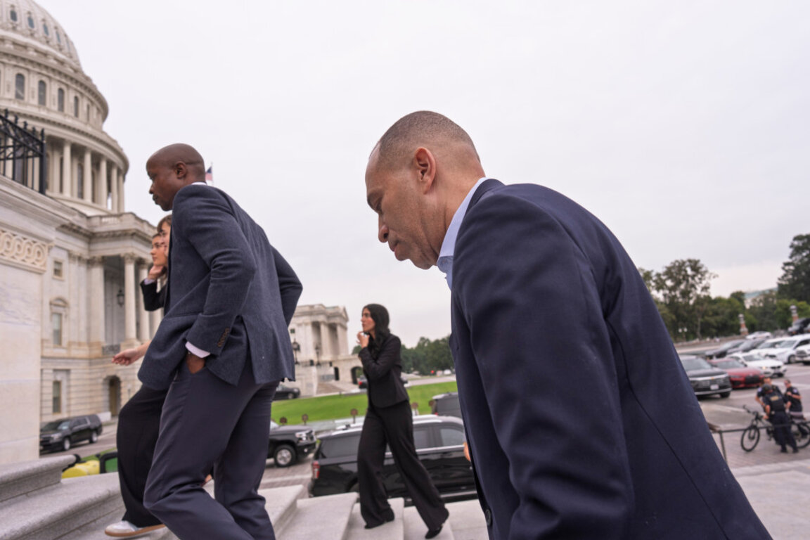Лидерът на малцинството в Камарата на представителите Хаким Джефрис, демократ от Ню Йорк, се завръща в офиса си, след като говори на стъпалата на Капитолия, настоявайки републиканците да включат удължаване на изтичащите здравни обезщетения като част от компромис за държавното финансиране, Вашингтон, 30 септември 2025 г.