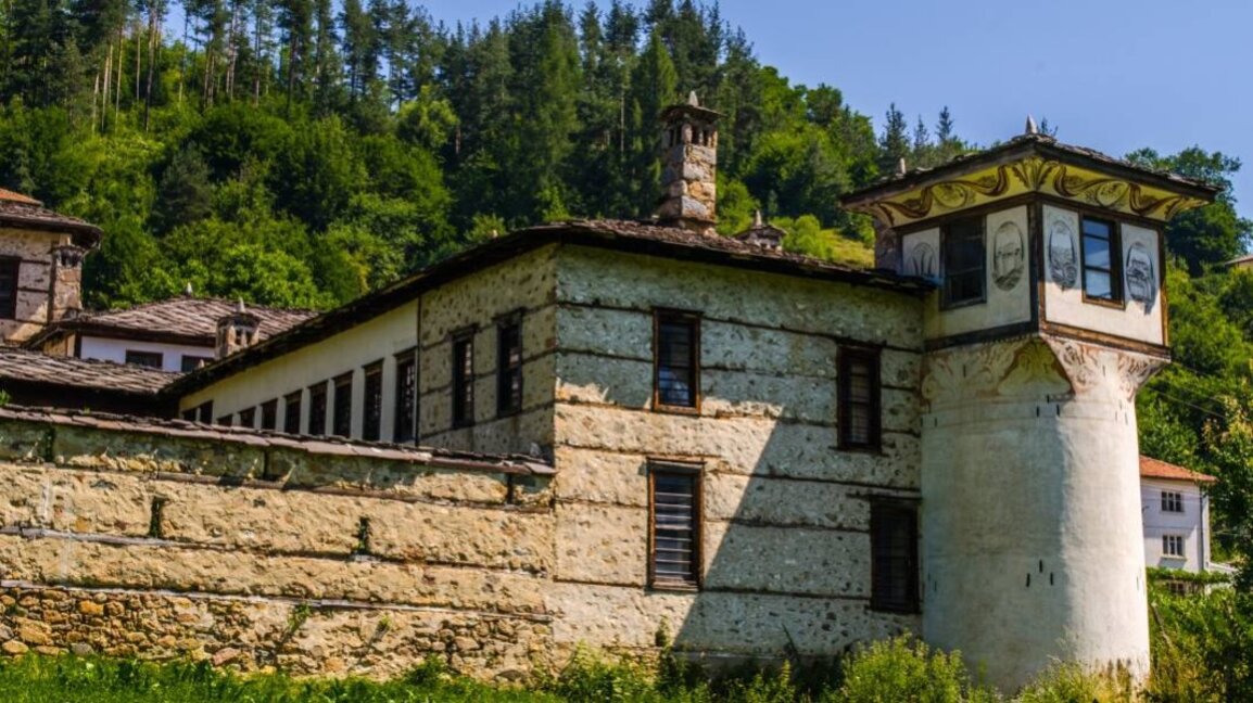 1825-1842 yılları arasında inşa edilen Aguş Ağa konakları ihtişamını hala koruyor