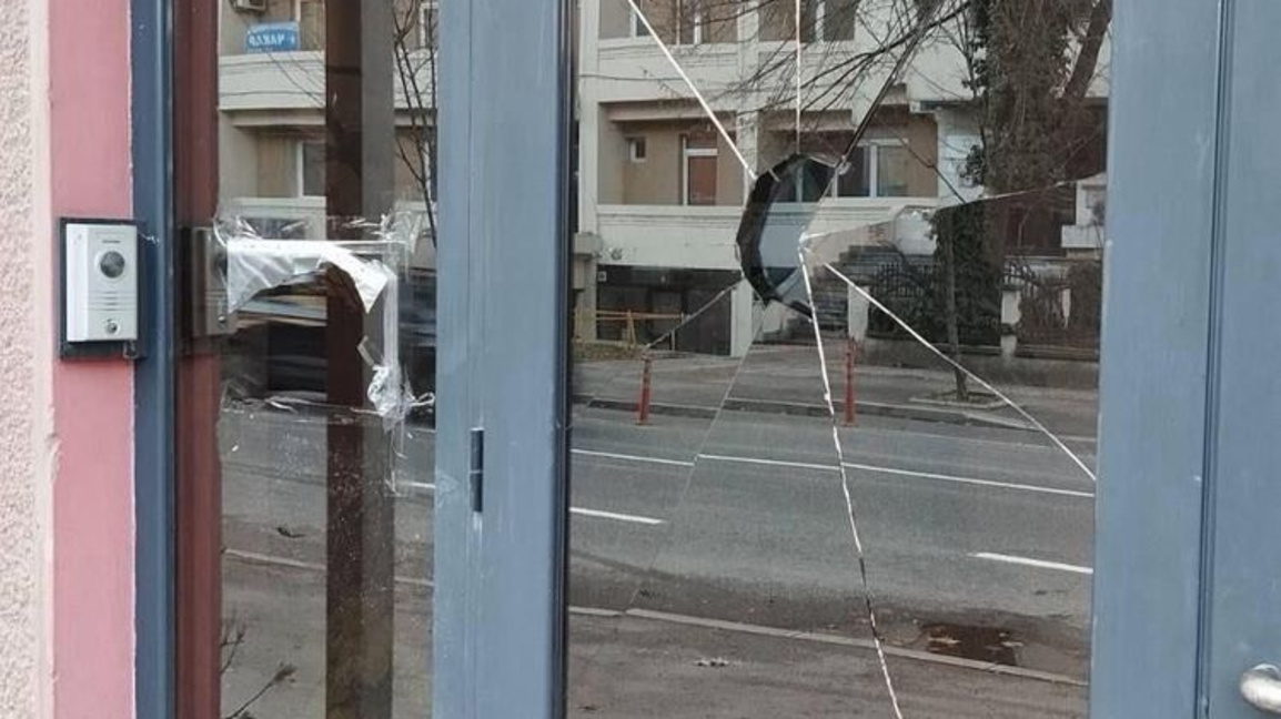 Министерство на външните работи остро осъди извършено нападение над българското посолство в Скопие