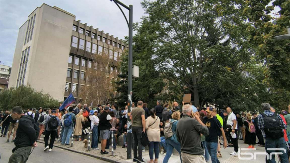 Protest in Unterstützung des Warnaer Bürgermeisters vor der Zentrale von DPS-Neuanfang
