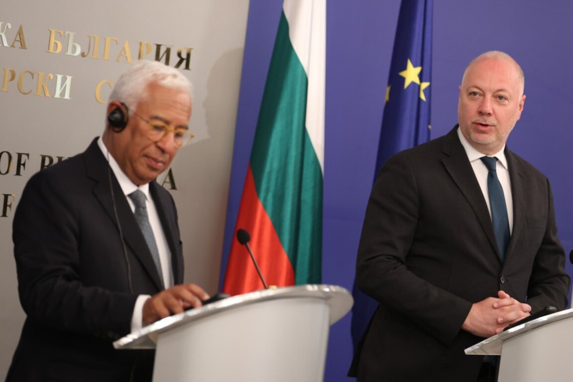 Министър-председателят Росен Желязков (вдясно) проведе среща с председателя на Европейския съвет Антониу Коща (вляво), който е на посещение у нас. След края на срещата двамата дадоха изявления за медиите.