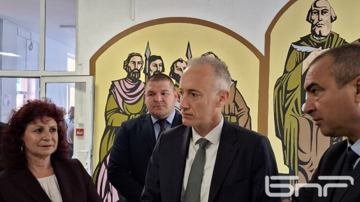 МОН разясни: Няма решение за връщане към завършване на основно образование в 8. клас