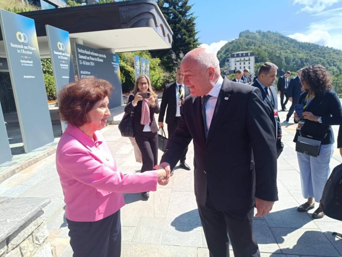 La présidente de la Macédoine du Nord a présenté un échange de poignée de main comme un entretien...