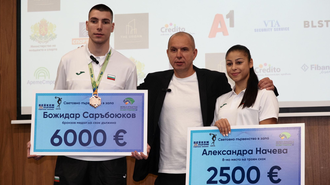 Председателят на федерацията Георги Павлов с атлетите.