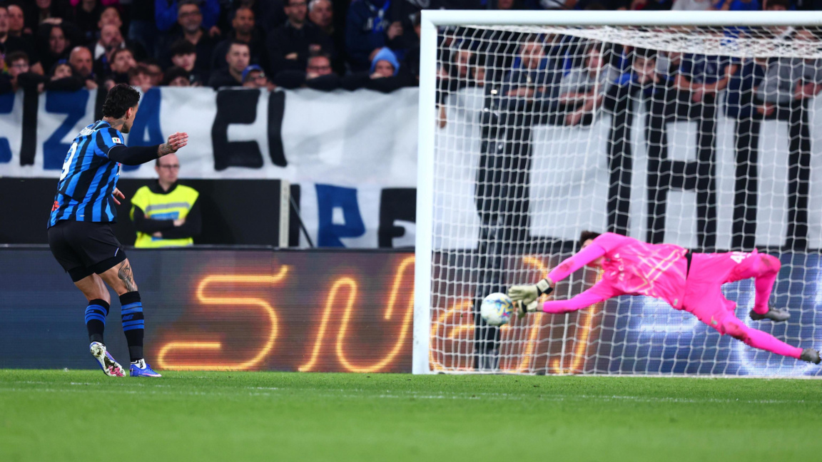 Вратарят Мота отразява удара на Скамака от Аталанта.